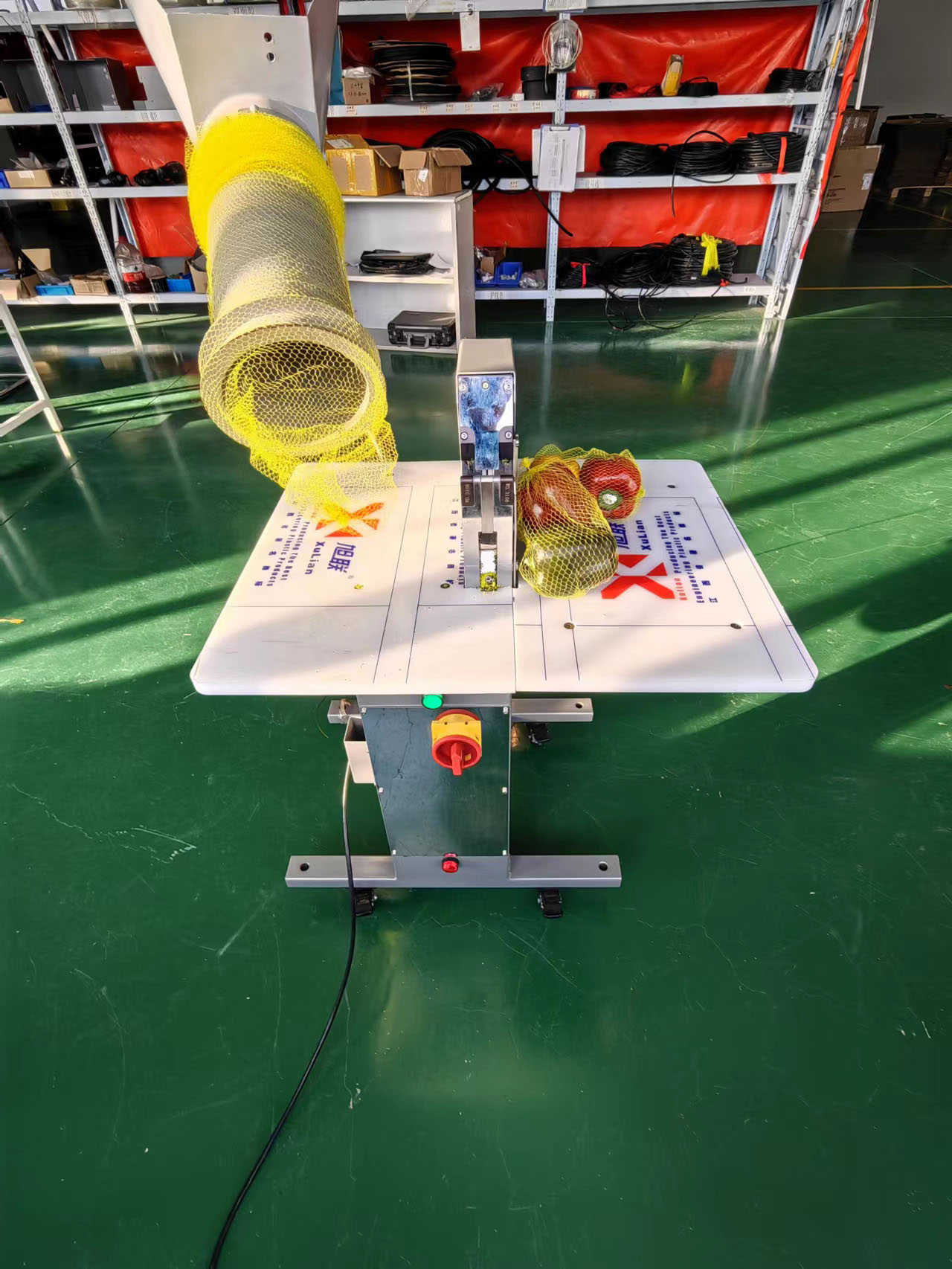 ბადისებრი ჩანთების საჭრელი და შესაფუთი მანქანა მანდარინის, ხილისა და ბოსტნეულისათვის