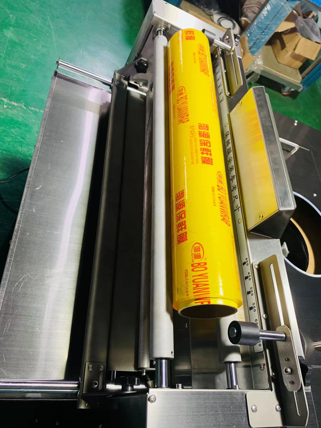 კომბოსტოს ბროკოლის მრგვალი სლათის შესაფუთი ავტომატური დანადგარი / მრგვალი ფორმის ბოსტნეულის ხილის შესაფუთი აპარატი